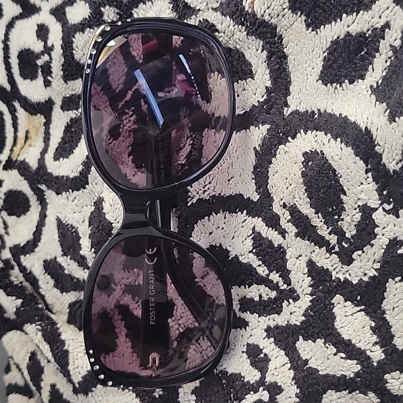 Foster grant Womens sunglasses diamonds in the front 😎 - Picture 6 of 6